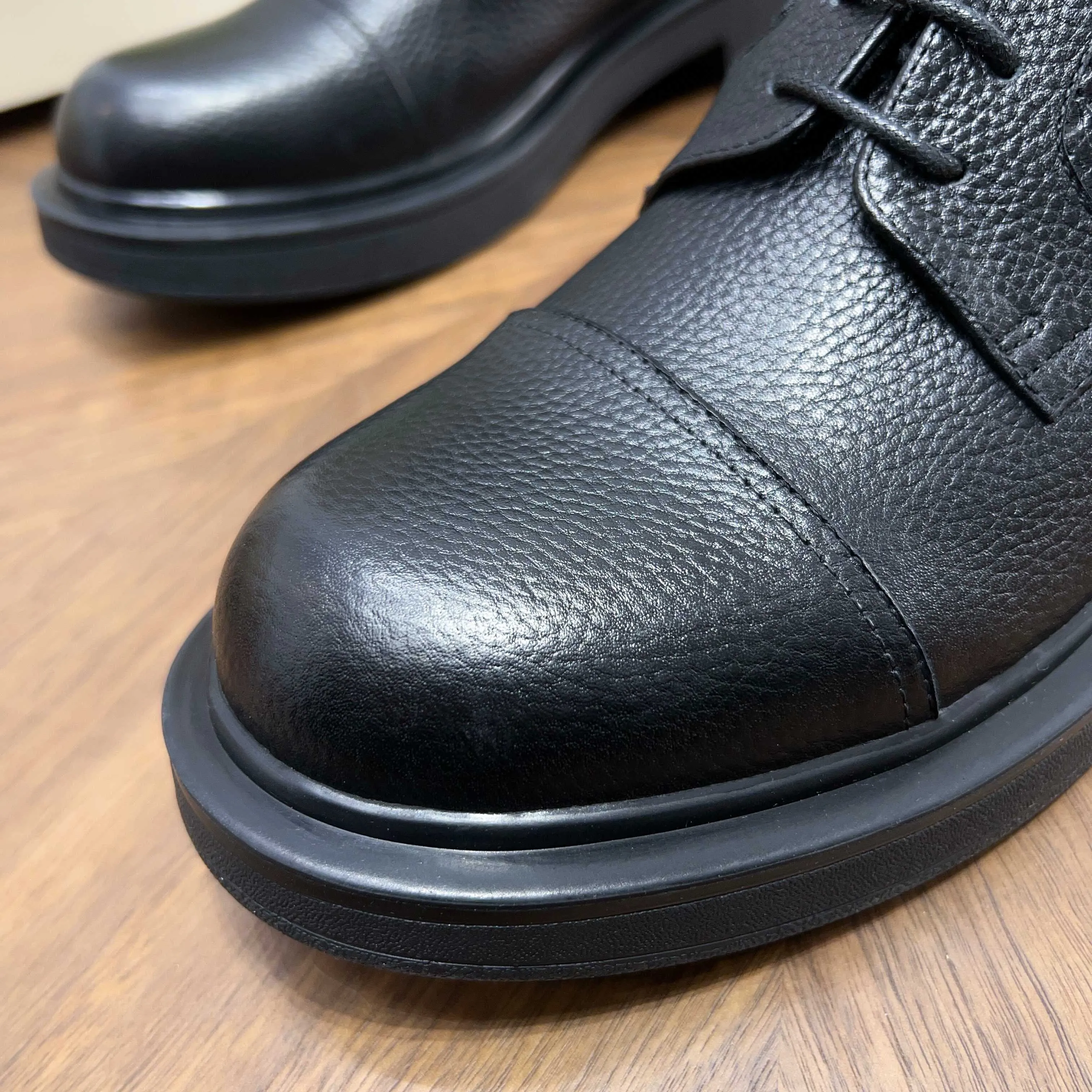 💰780 Gucci/Gucci new men’s lace-up shoes with GG details, matte cow leather derby shoes! The design of this men's lace-up shoe is rooted in the brand's heritage. Crafted from premium waxed cow leather, it is embellished with GG printed embossed suede leather details, a nod to Gucci's iconic monogram. The rubber sole decorated with GG pattern adds a touch of modern fashion to this design. Typical three-joint style design. European and American classic version, full calfskin lining. The overall upper texture is soft and the lining is comfortable and breathable. 2CM thickened soft rubber sole, easy to control. Versatile and stylish upper foot, multiple colors available to meet different matching needs, complete package! Size: 39-40-41-42-43-44 leather shoe size (38.45.46 can be customized)
